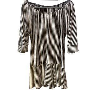 Hazel striped blouse. Crewneck with‎ ruffle bottom. XS EUC